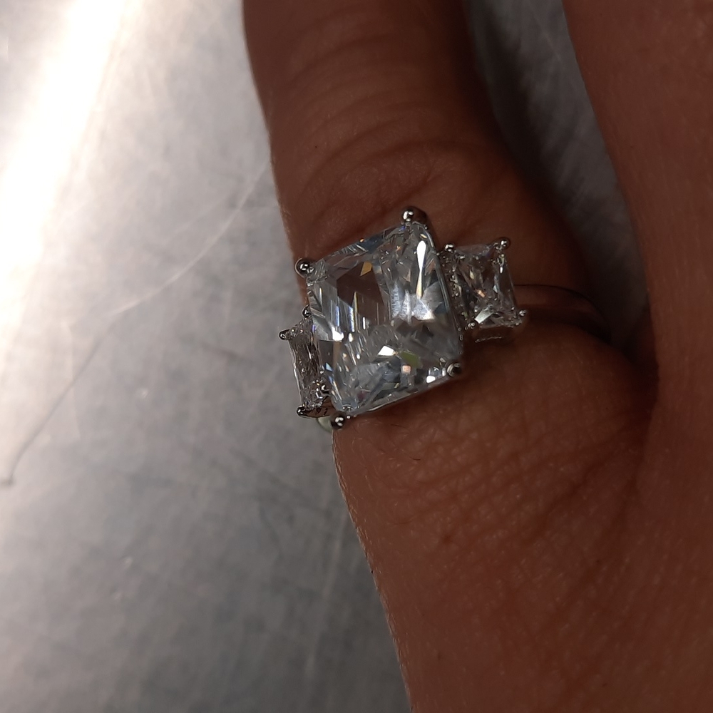 Glitz and Glamour Crystal faceted Ring - Picture 2 of 4